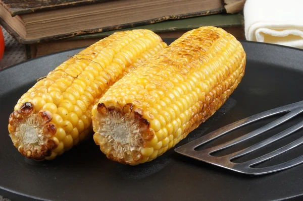 Кукурудза на грилі на кобу на сковороді — стокове фото