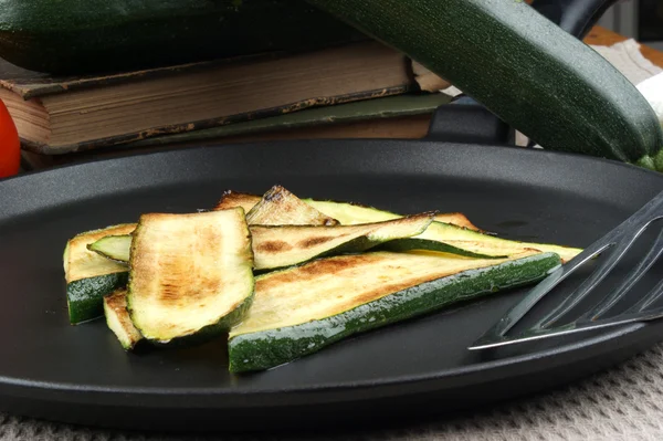 Fette di zucchine biologiche alla griglia in padella — Foto Stock