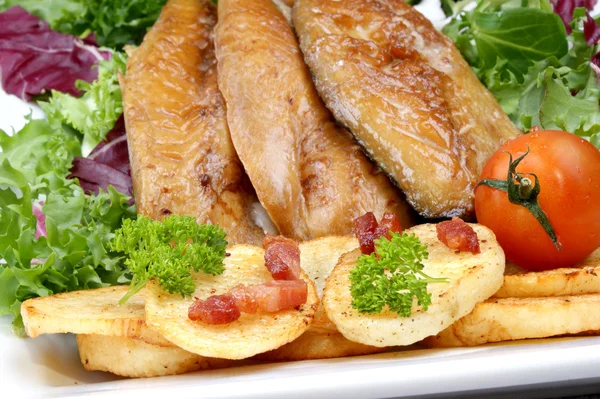 Wędzone filety makreli z smażone ziemniaki i pomidory — Zdjęcie stockowe