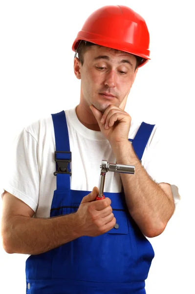 Handwerker mit Schutzhelm und Schraubenschlüssel — Stockfoto