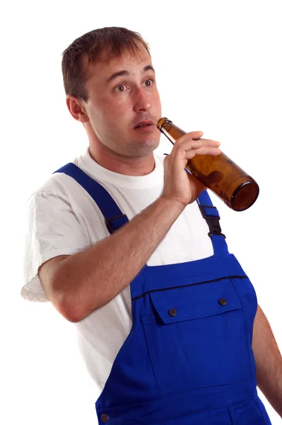 工匠在工作时间喝一瓶啤酒 — 图库照片