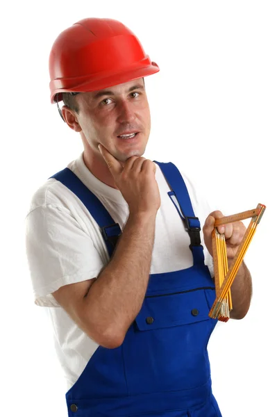 Řemeslníků s bezpečnostní přilbou drží pravítko — Stock fotografie