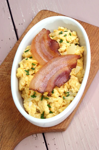 Scrambled eggs with bacon in a bowl — Stock Photo, Image