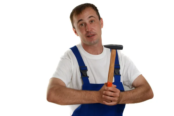 Artigiano con una maglietta bianca con un martello in mano — Foto Stock