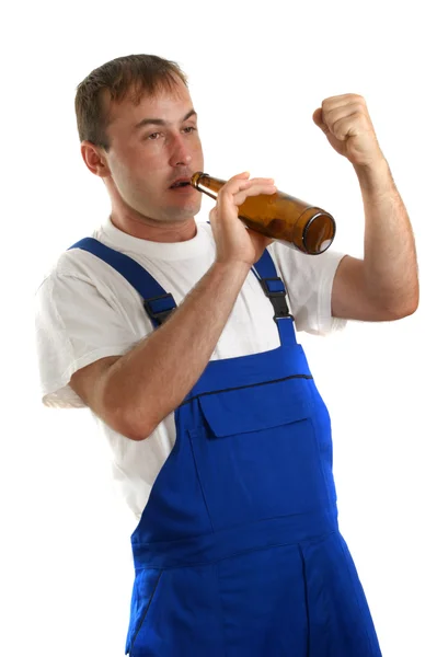 工匠在工作时间喝一瓶啤酒 — 图库照片