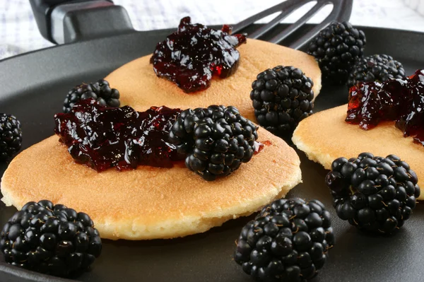 Home made pancakes with fresh blackberries — Stock Photo, Image