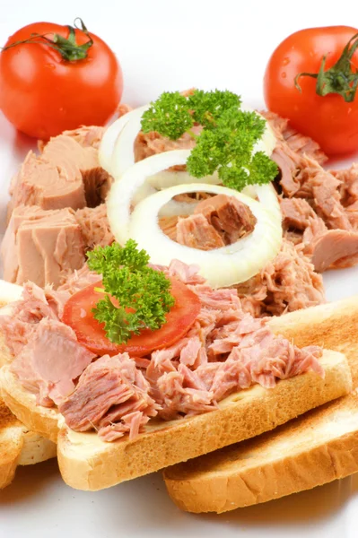 Tuna tost domates, maydanoz ve soğan halkaları ile