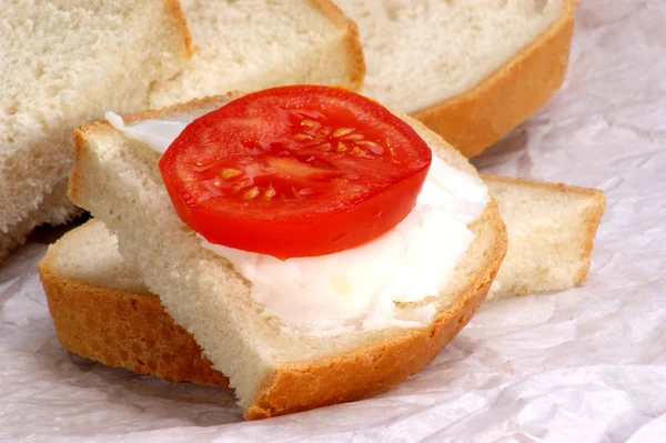 トマトのスライスとパンの上に自家製のラード — ストック写真