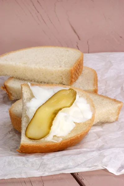 Spek met augurk op zelfgebakken brood — Stockfoto