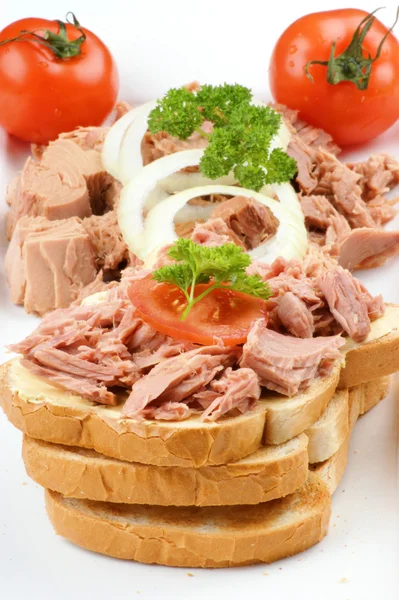 Thunfisch-Toast mit Tomaten, Petersilie und Zwiebelringen — Stockfoto