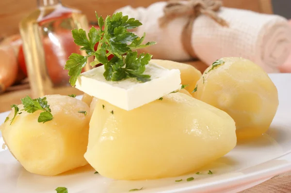 Salsa e manteiga em batatas fervidas — Fotografia de Stock