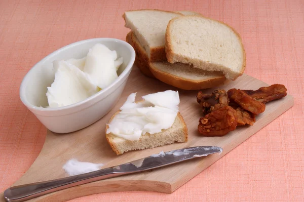 Жир с солью на домашнем хлебе — стоковое фото