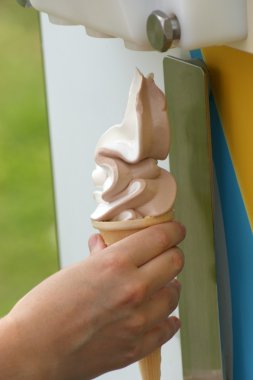 Soft dondurma, vanilyalı ve çikolatalı bir koni üzerinde