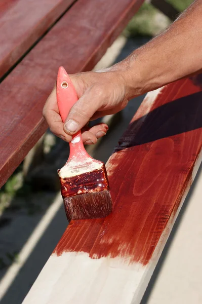 Una tabla de madera está recubierta con un esmalte protector —  Fotos de Stock