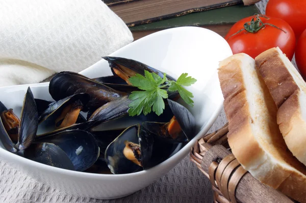 Mussels cooked with white wine sauce in a white bowl — Stock Photo, Image