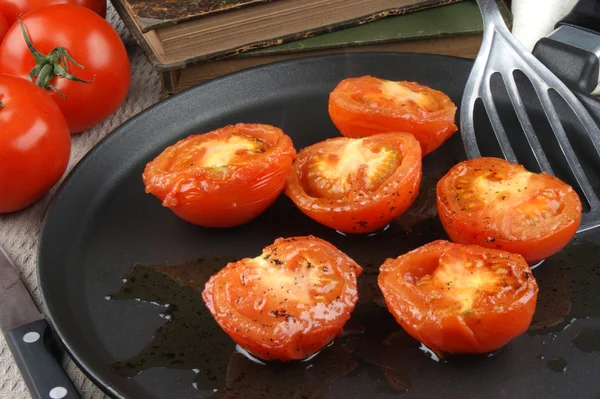 Κομμένο σε φέτες και ψητά ντομάτες σε μια κατσαρόλα — Φωτογραφία Αρχείου