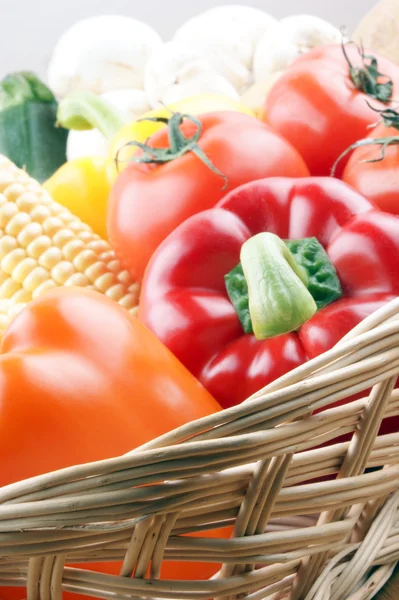 Cesta de verduras con verduras frescas del jardín — Foto de Stock