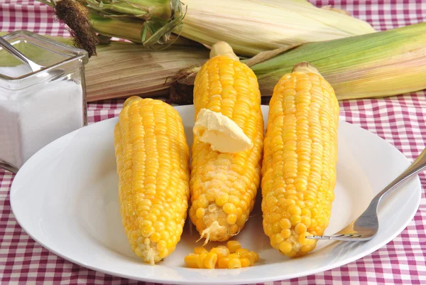 Варёная кукуруза на початках с маслом и солью — стоковое фото
