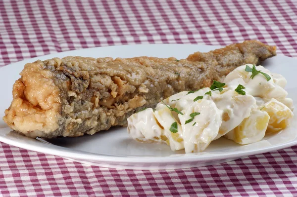 Persico appena sfornato con insalata di patate su un piatto — Foto Stock