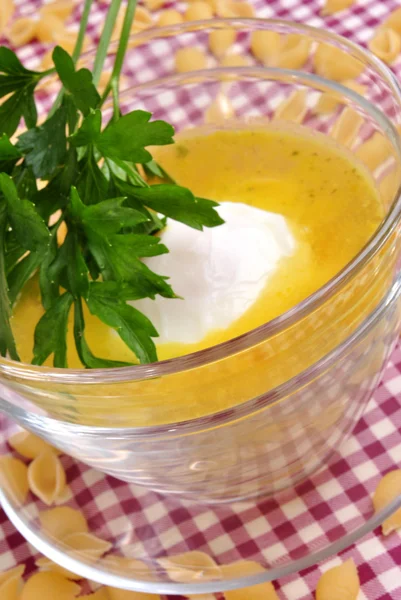 Куриный суп с лапшой и яичницей — стоковое фото