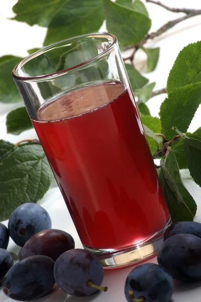 Hemgjorda plommon juice i ett glas — Stockfoto