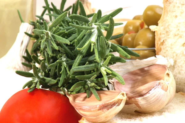 Rosmarino, aglio e pomodoro freschi del giardino — Foto Stock
