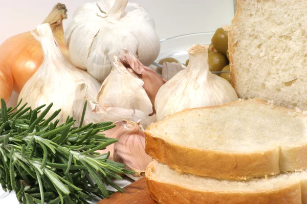 Frisches Brot mit Knoblauch, Zwiebeln und Rosmarin — Stockfoto
