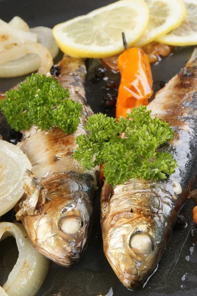Algumas sardinhas recém-grelhadas preparadas como alimento — Fotografia de Stock
