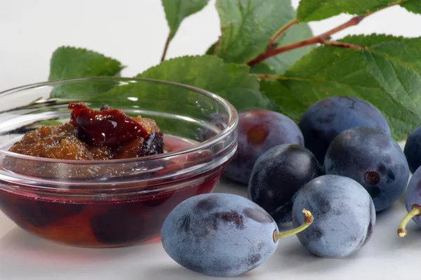 Homemade plum jam and some fresh plums — Stock Photo, Image