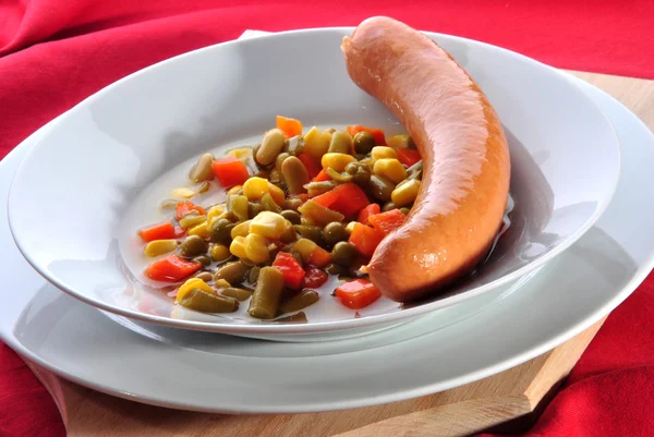 Sopa de verduras casera con una salchicha gruesa — Foto de Stock