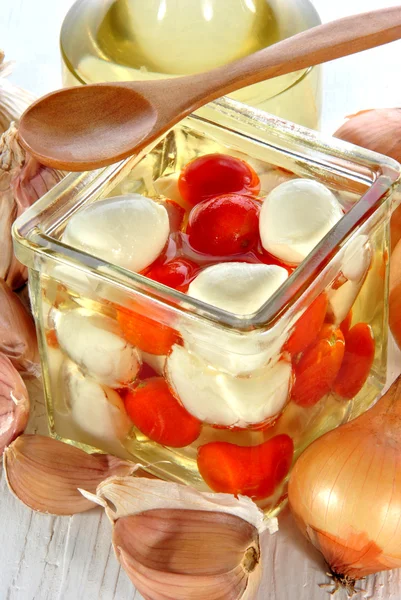 Mozzarella con pomodorini in un barattolo con olio — Foto Stock
