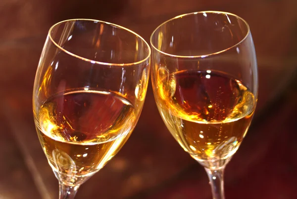 White wine in two glasses and a golden atmosphere — Stock Photo, Image