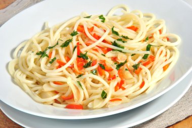 Spagetti kızarmış sarımsak ve biber dilimleri ile