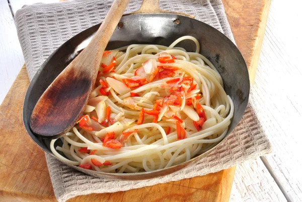 Spaghetti with grilled slices of garlic and chilli — Stock Photo, Image