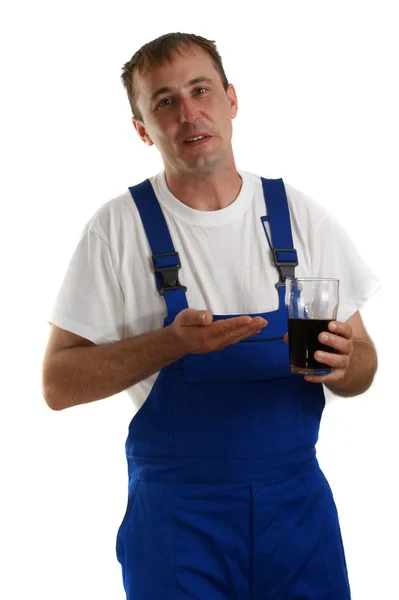 Řemeslníci v modrém celkově drží nealkoholický nápoj — Stock fotografie