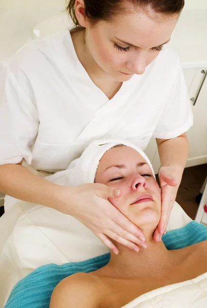 Massagem facial no Spa — Fotografia de Stock