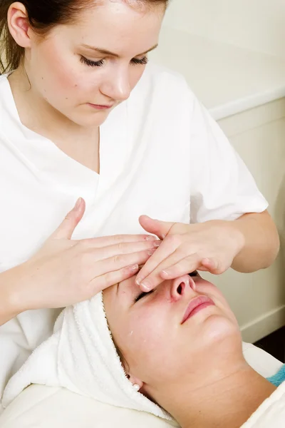 Massagem facial — Fotografia de Stock