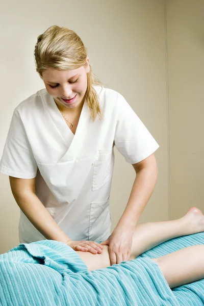 Detalhe da massagem nas pernas — Fotografia de Stock
