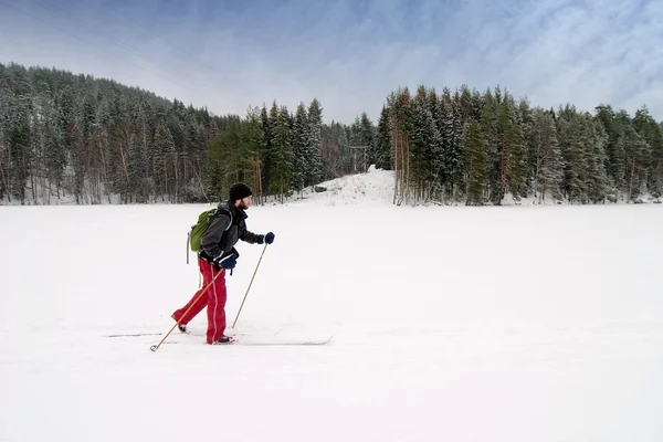 Acemi cross country kayakçı — Stok fotoğraf