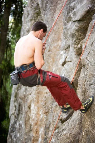 Mannelijke klimmer afstoten — Stockfoto