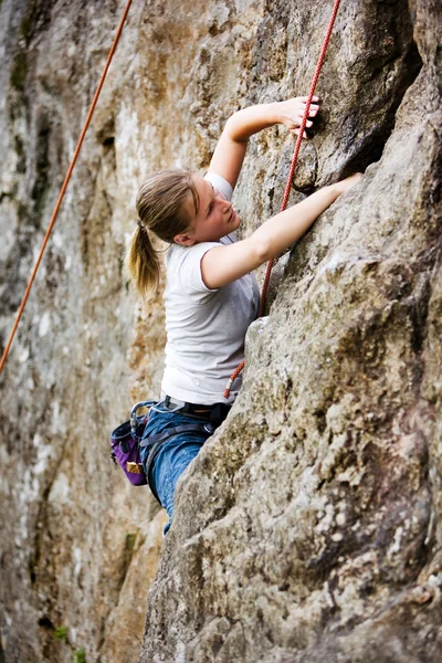 Kadın dağcı — Stok fotoğraf