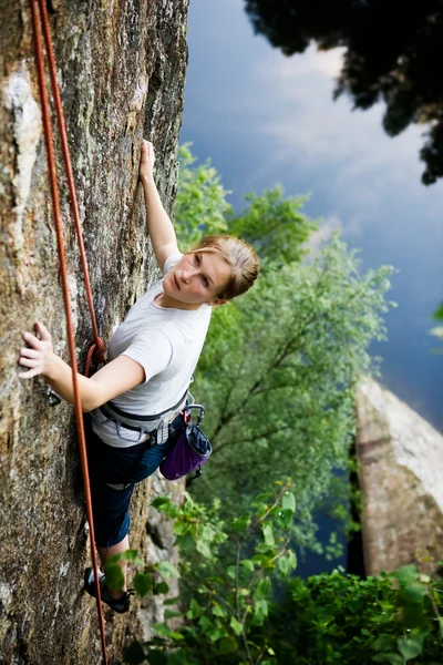 Vrouwelijke klimmer — Stockfoto
