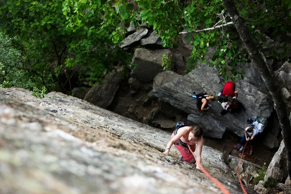 Vrouwelijke klimmer — Stockfoto