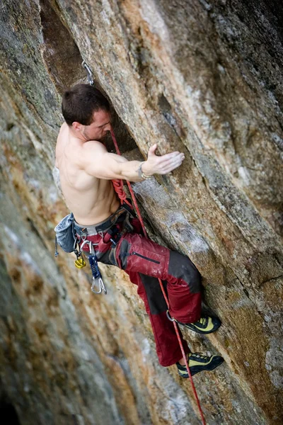 Mannelijke rock klimmer — Stockfoto