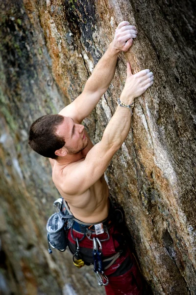 Manliga rock klättrare — Stockfoto