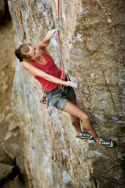 Kadın dağcı — Stok fotoğraf