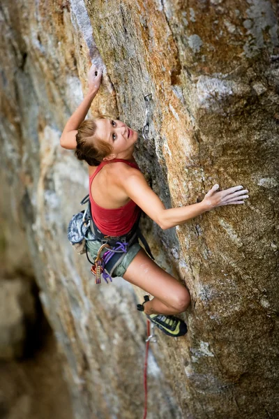 Kobieta wspinacz — Zdjęcie stockowe