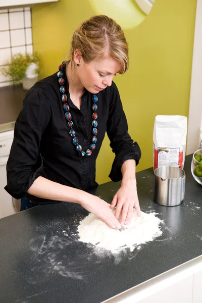 Mujer haciendo pan en casa — Foto de Stock