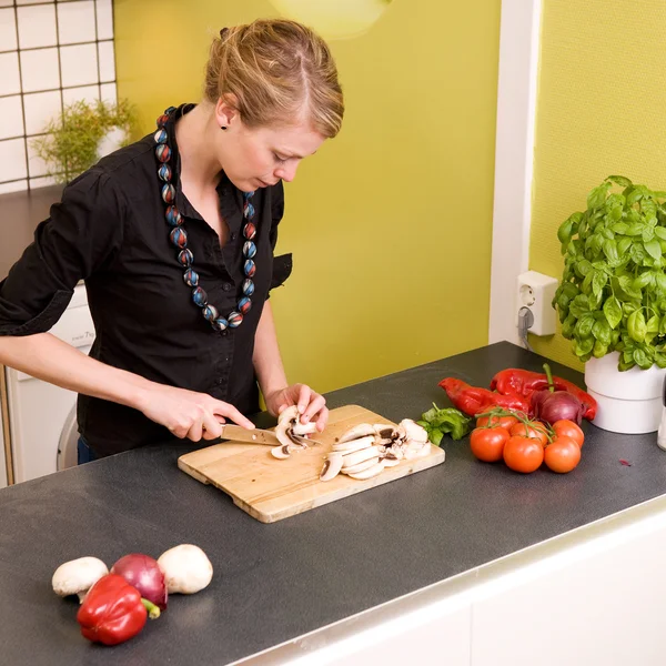 Жінка різання овочі — стокове фото