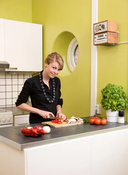 A woman cutting vegetables — Stock Photo, Image
